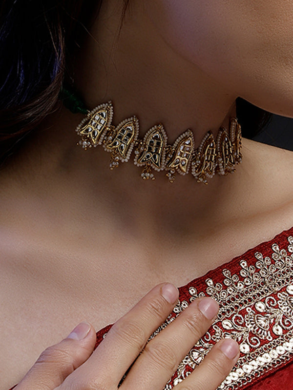 Sabz-e-Roshni Chokar Green Fish Shape Kundan Choker