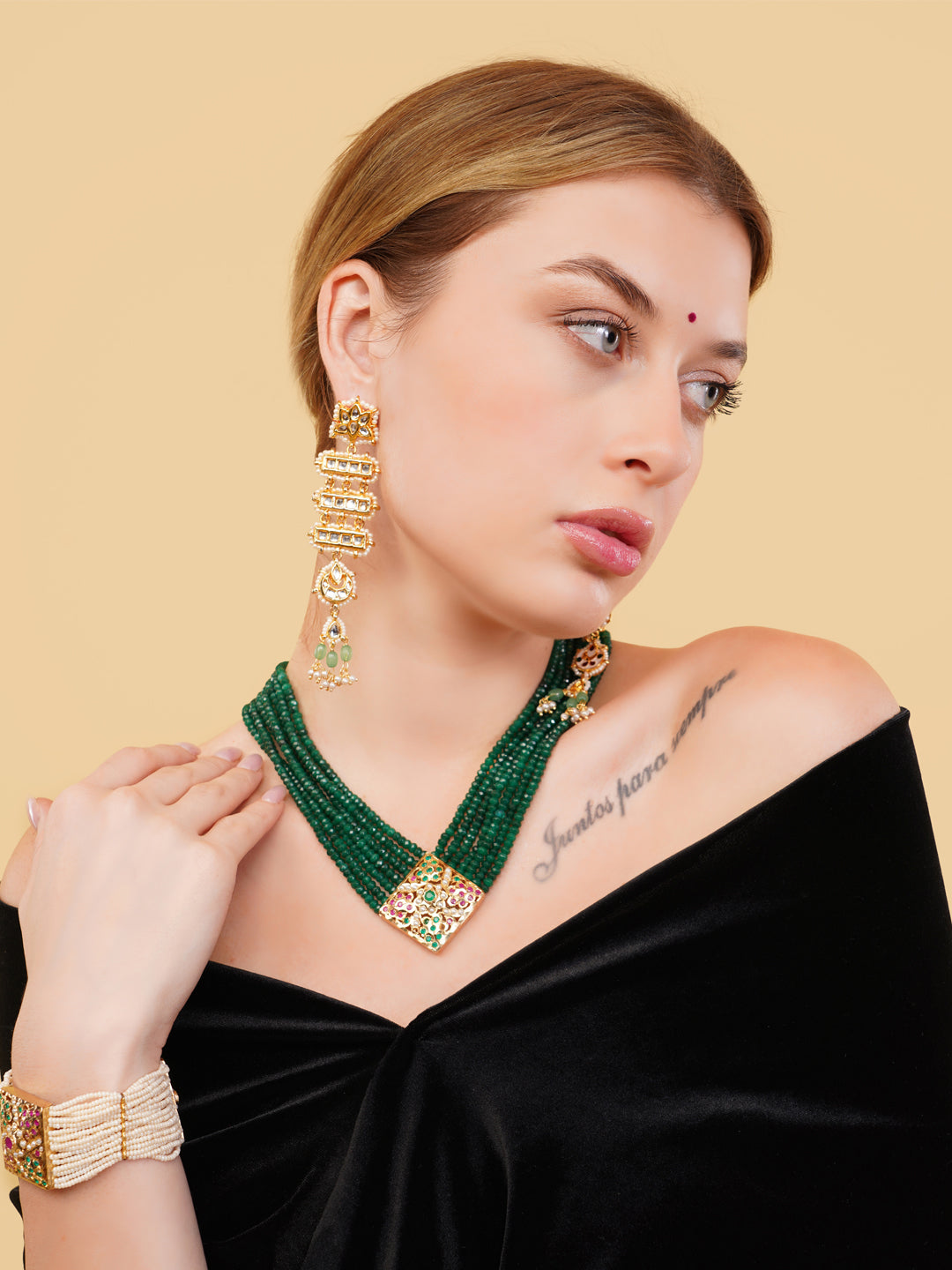Jadau Necklace with open box clasp closure and stone lines 