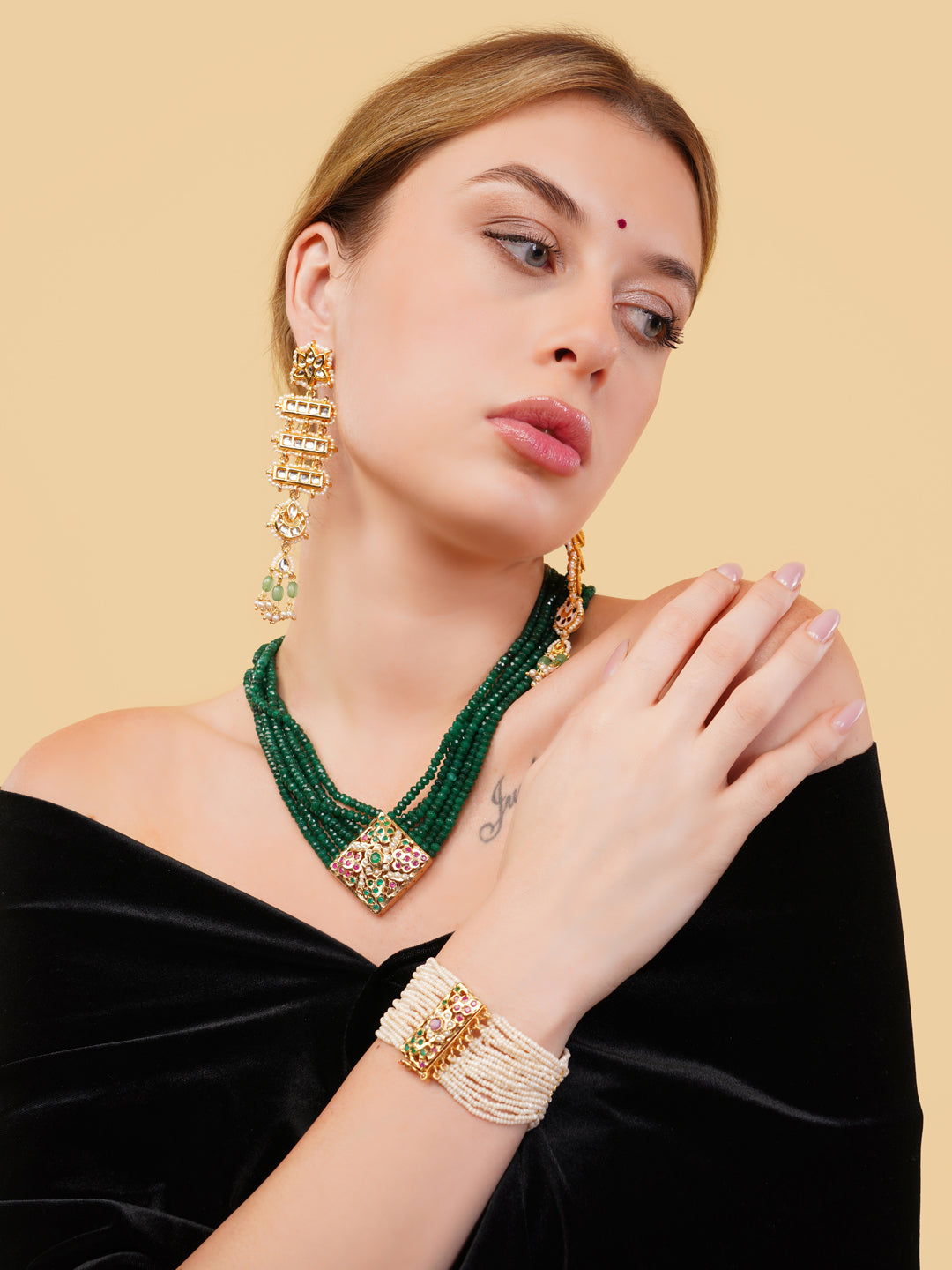 Jadau Necklace with open box clasp closure and stone lines 