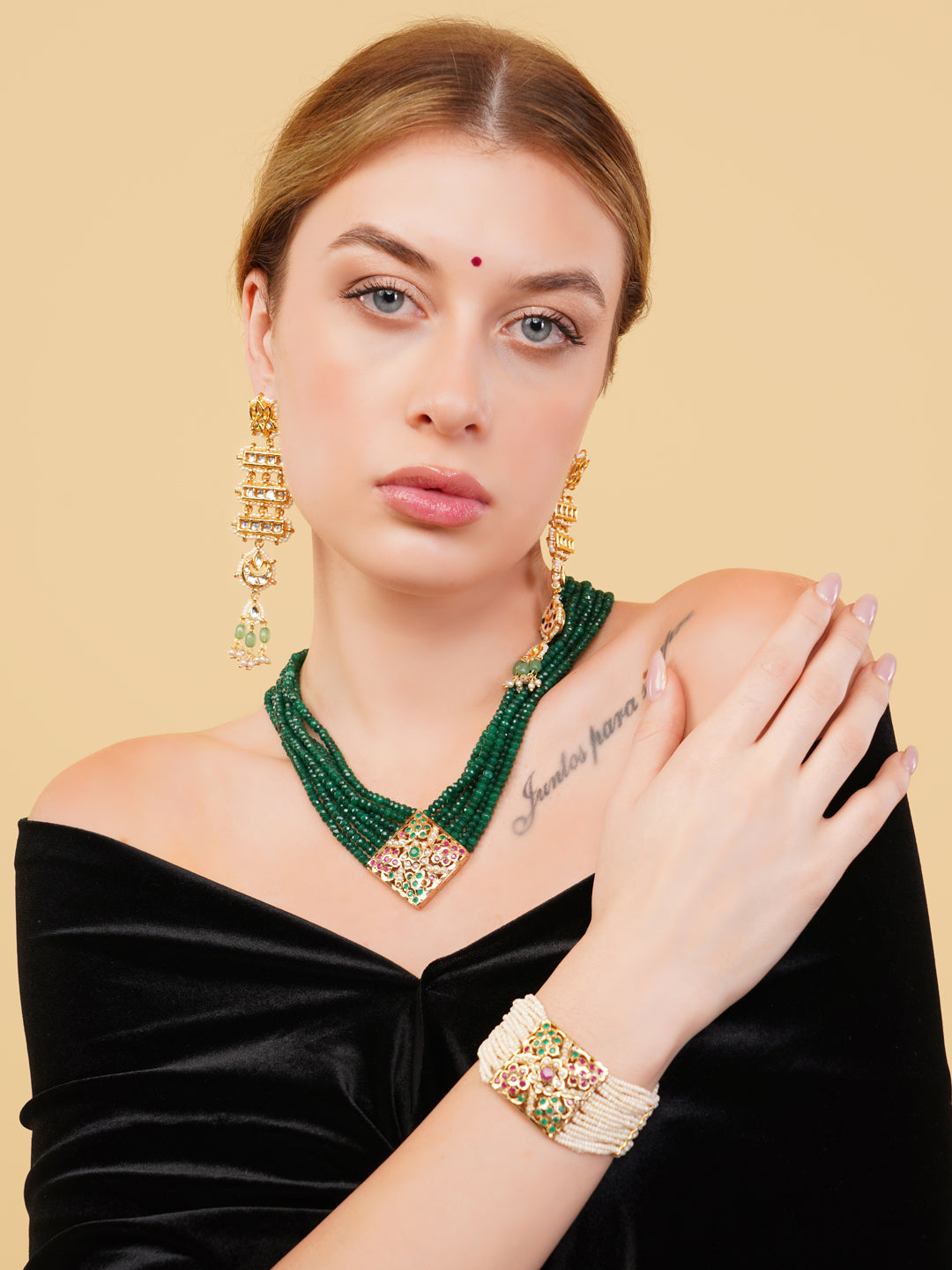 Jadau Necklace with open box clasp closure and stone lines 
