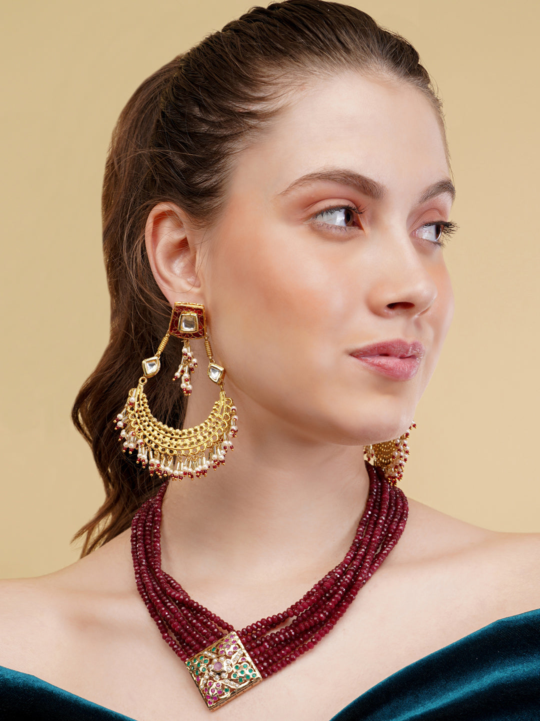 Jadau Necklace with open box clasp closure and stone lines 