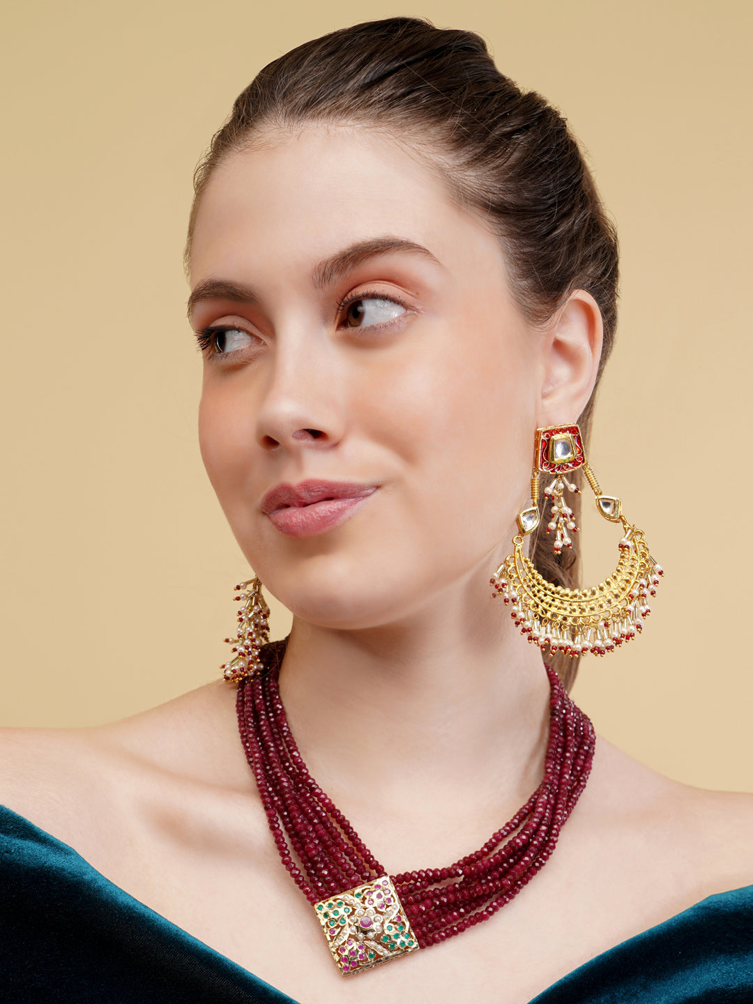 Jadau Necklace with open box clasp closure and stone lines 