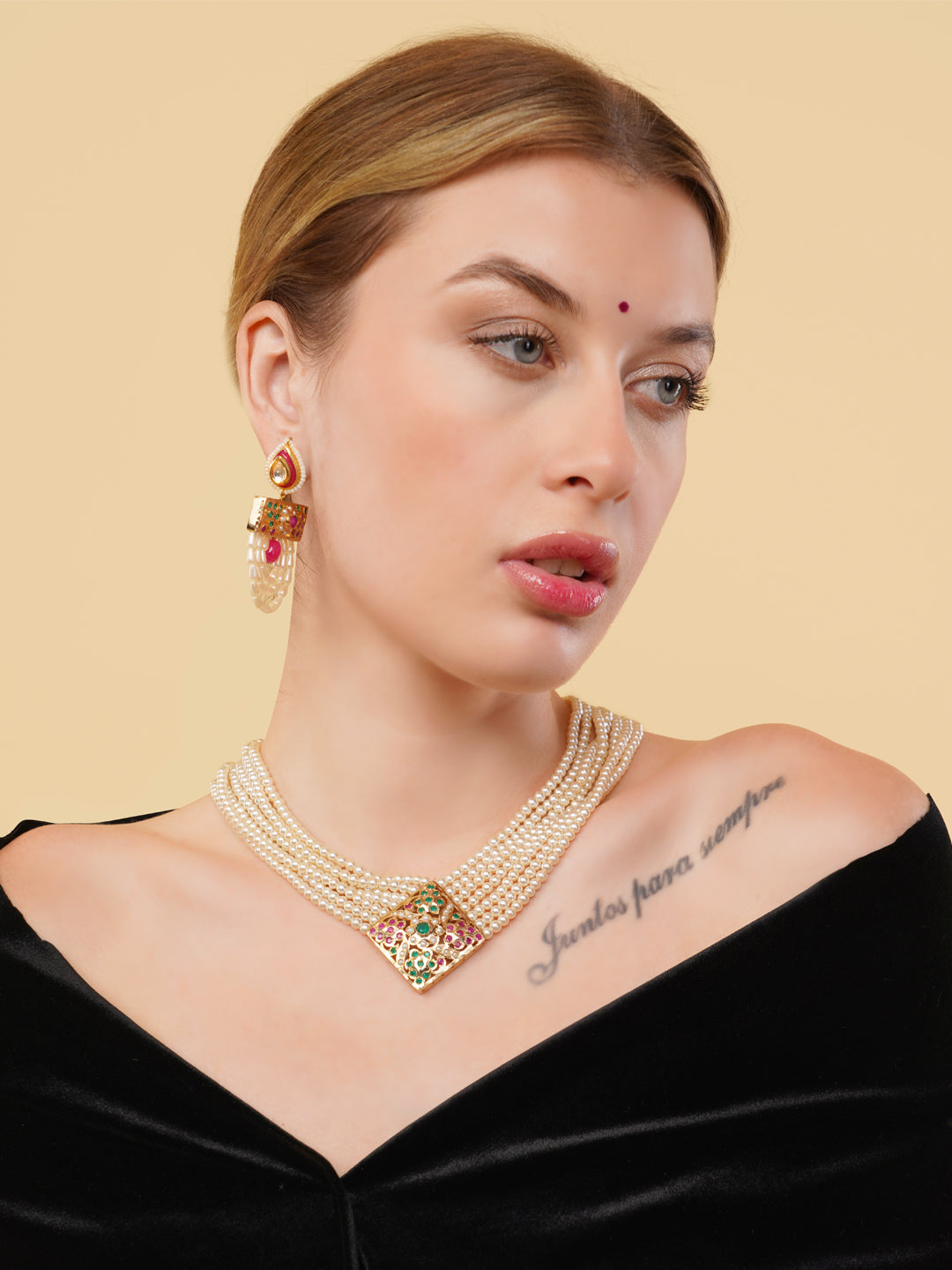 Jadau Necklace with open box clasp closure and stone lines 